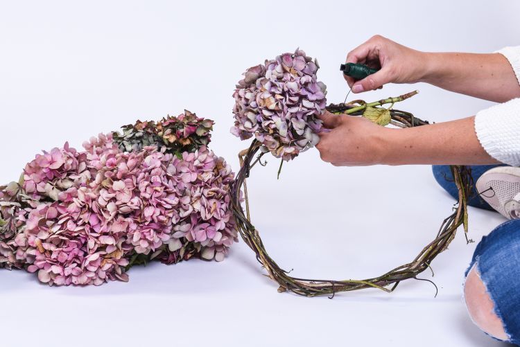 DIY - Hortensienkranz selber binden | VIVANNO