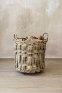 Holzkorb Kaminholzkorb Rattan auf Rollen ARRIBA Grau Natur