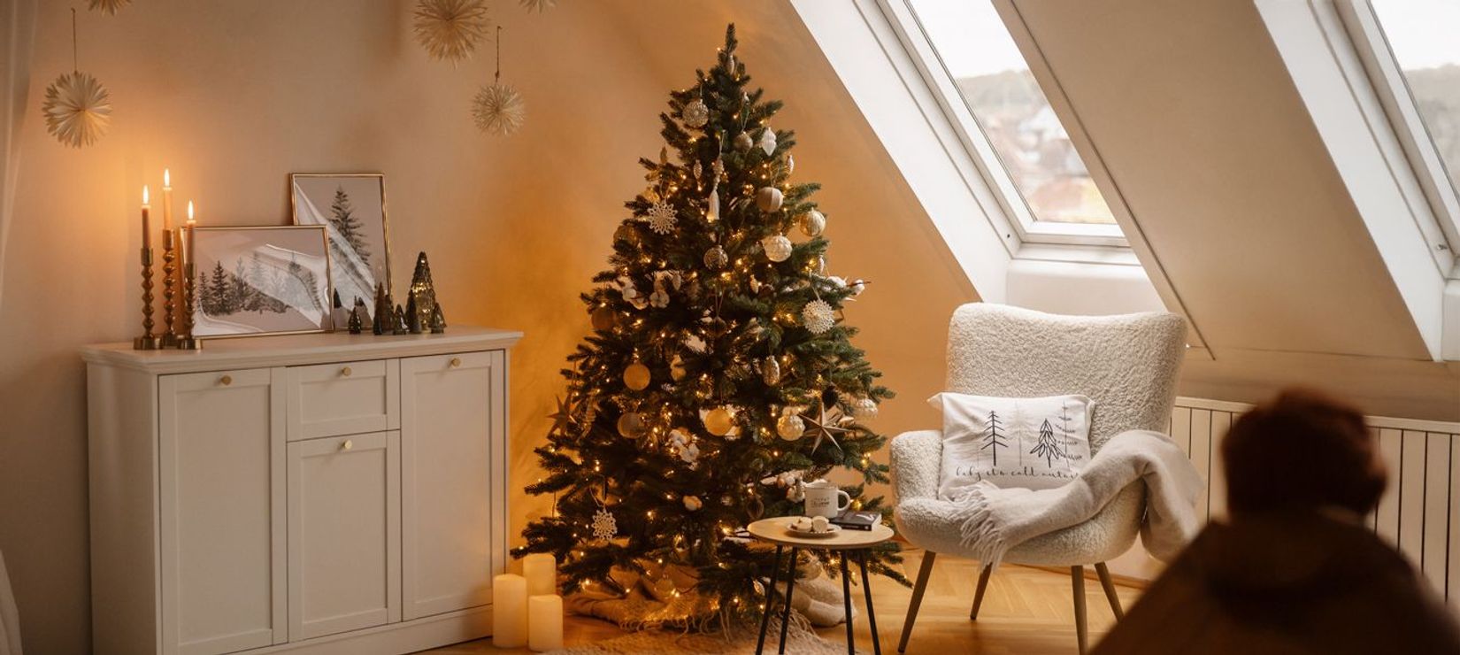 Künstlicher Weihnachtsbaum weihnachtlich geschmückt Künstlicher Weihnachtsbaum weihnachtlich geschmückt