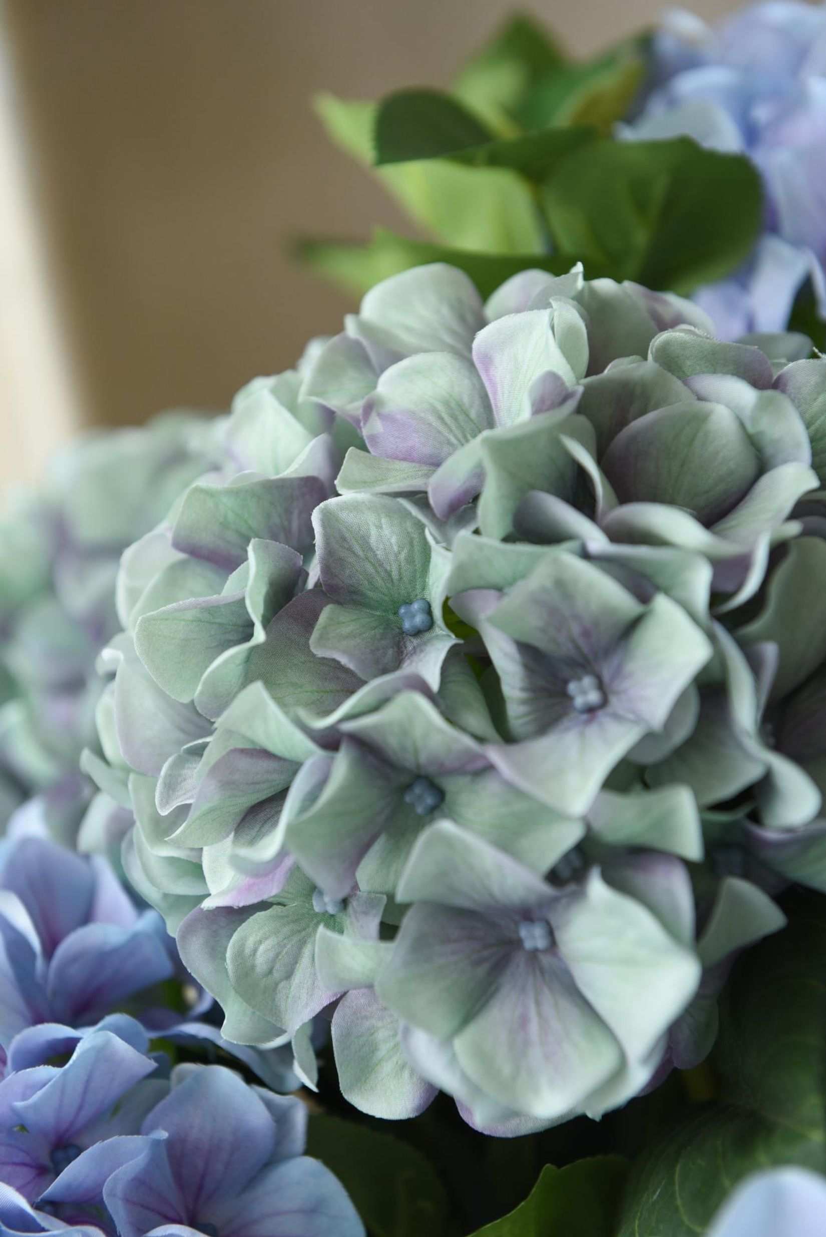 Kunstpflanze Hortensie im weißen Dekotopf blau grün