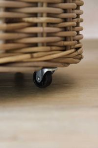 Holzkorb Kaminholzkorb Rattan auf Rollen ARRIBA Grau Natur