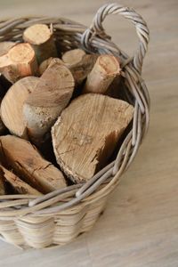 Holzkorb Kaminholzkorb Rattan auf Rollen ARRIBA Grau Natur