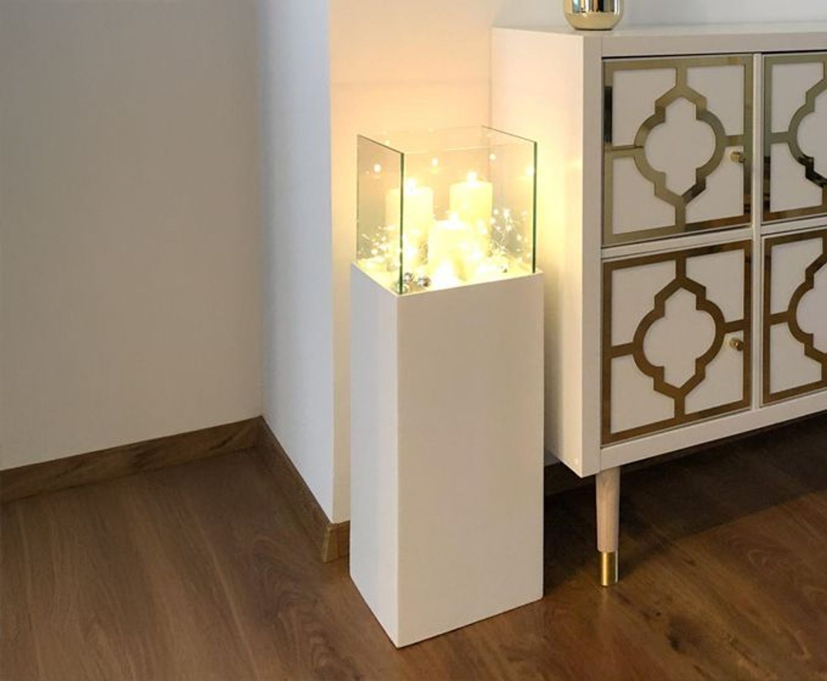 Windlichtsäule mit Kerzenlicht im Flur Windlichtsäule mit Kerzenlicht im Flur