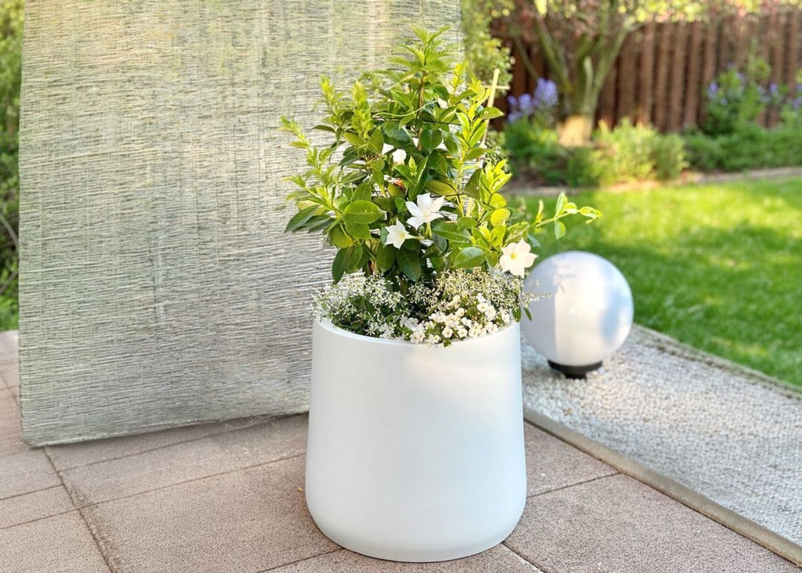 Pflanzkübel weiß rund Vekra auf Terrasse