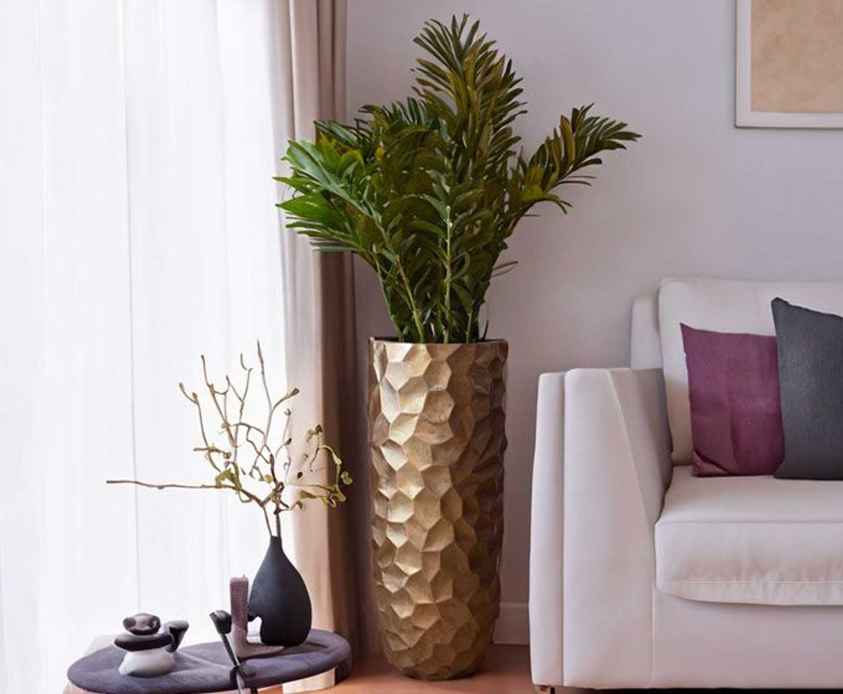 Bodenvase Design gold im Wohnzimmer