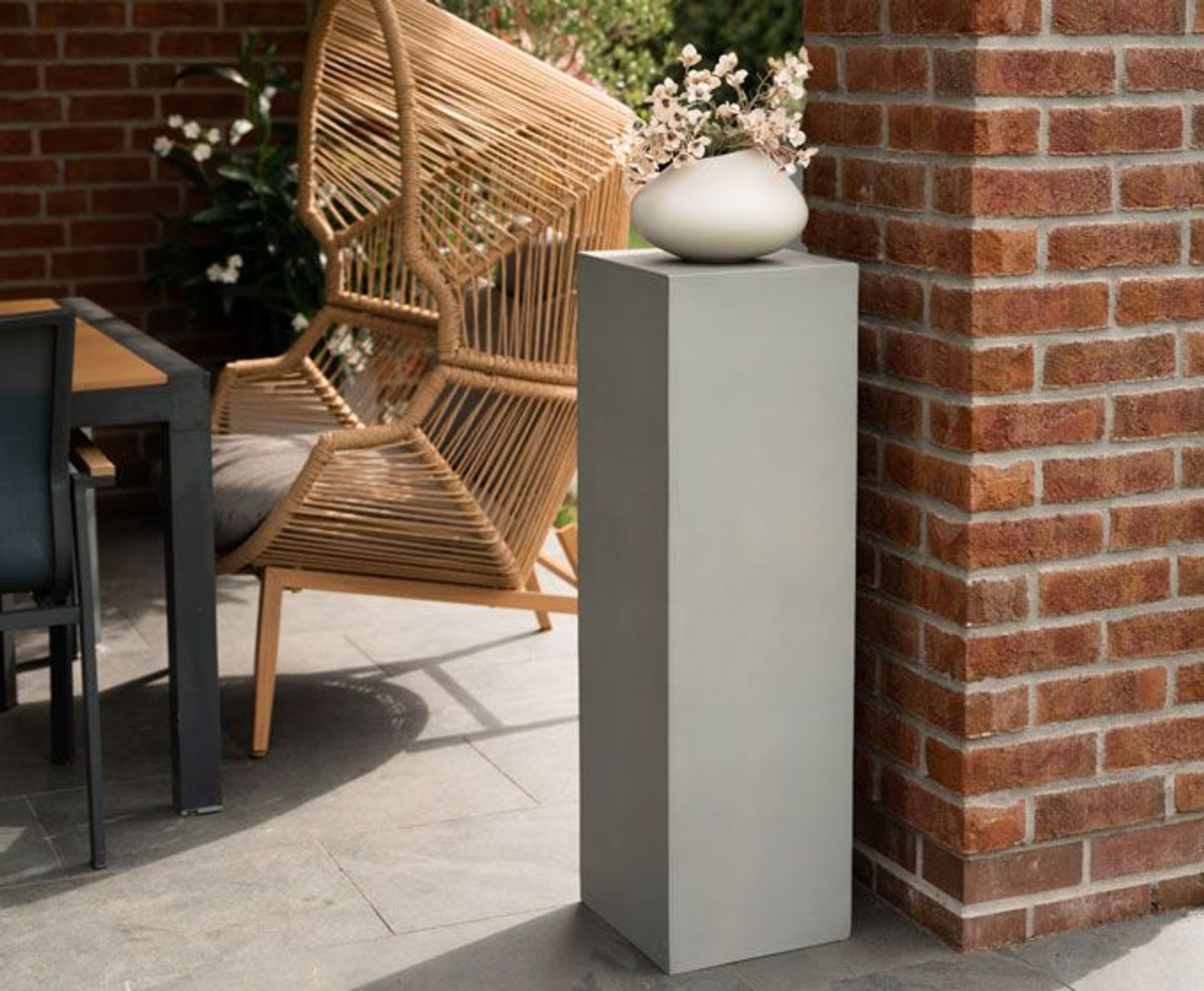 Dekosäule Podest mit Dekovase auf Terrasse