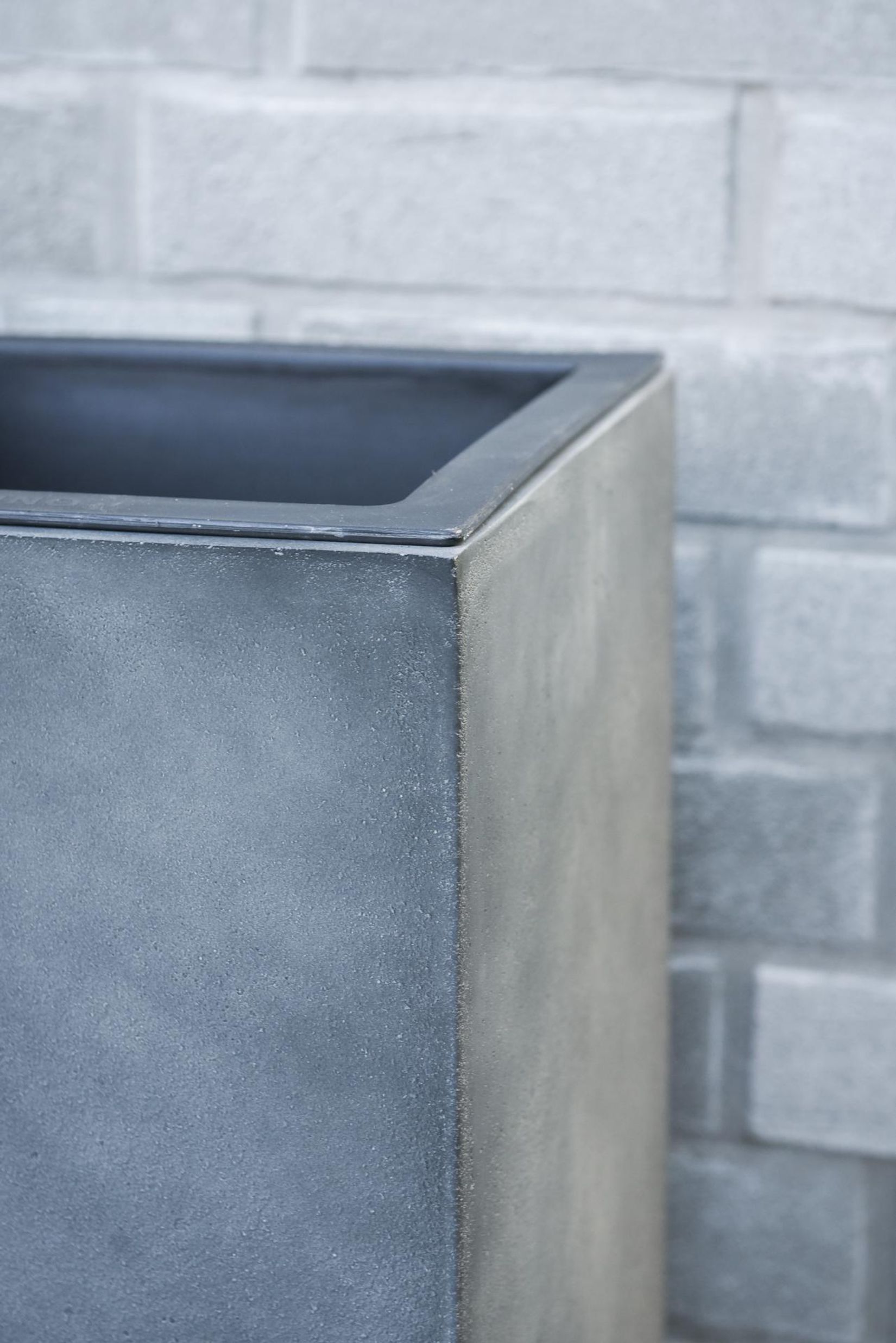 Pflanzkübel Raumteiler Fiberglas "Elemento", Beton-Design, Anthrazit