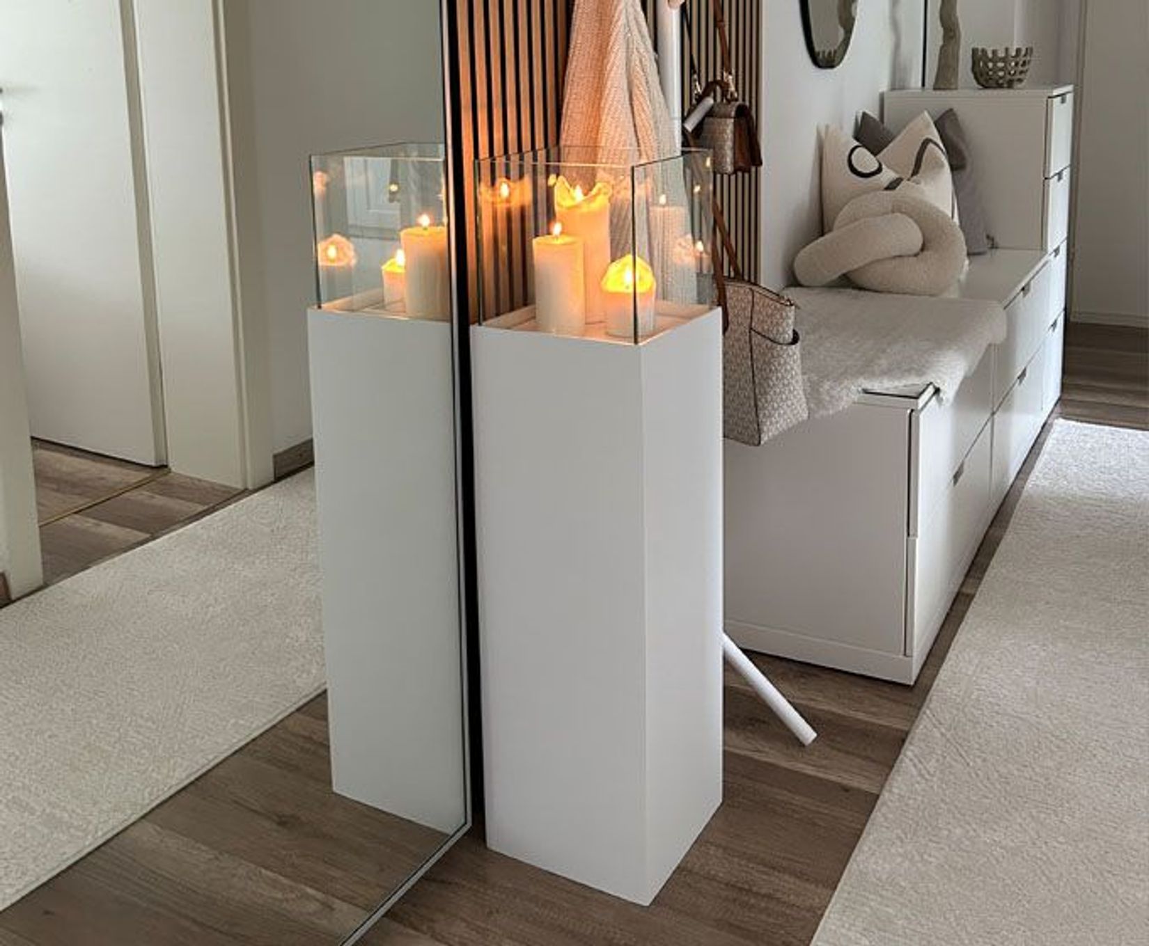 Windlichtsäule weiß mit Kerzen im Flur