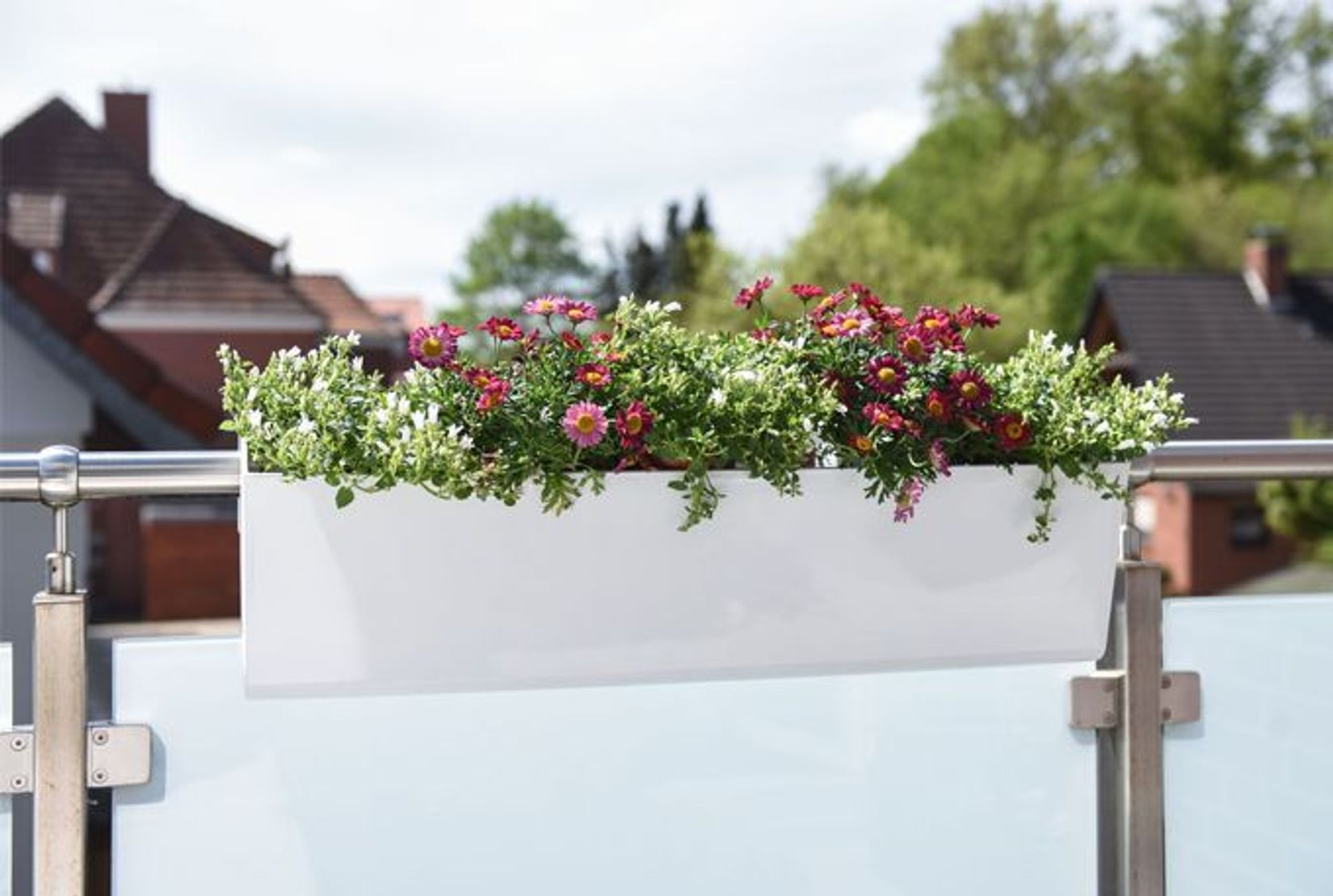 Balkonkasten weiß Balkongeländer Blumen