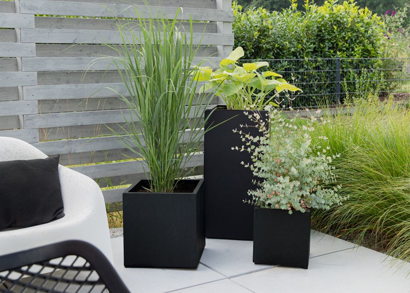 3 Pflanzkübel Anthrazit auf einer Terrasse
