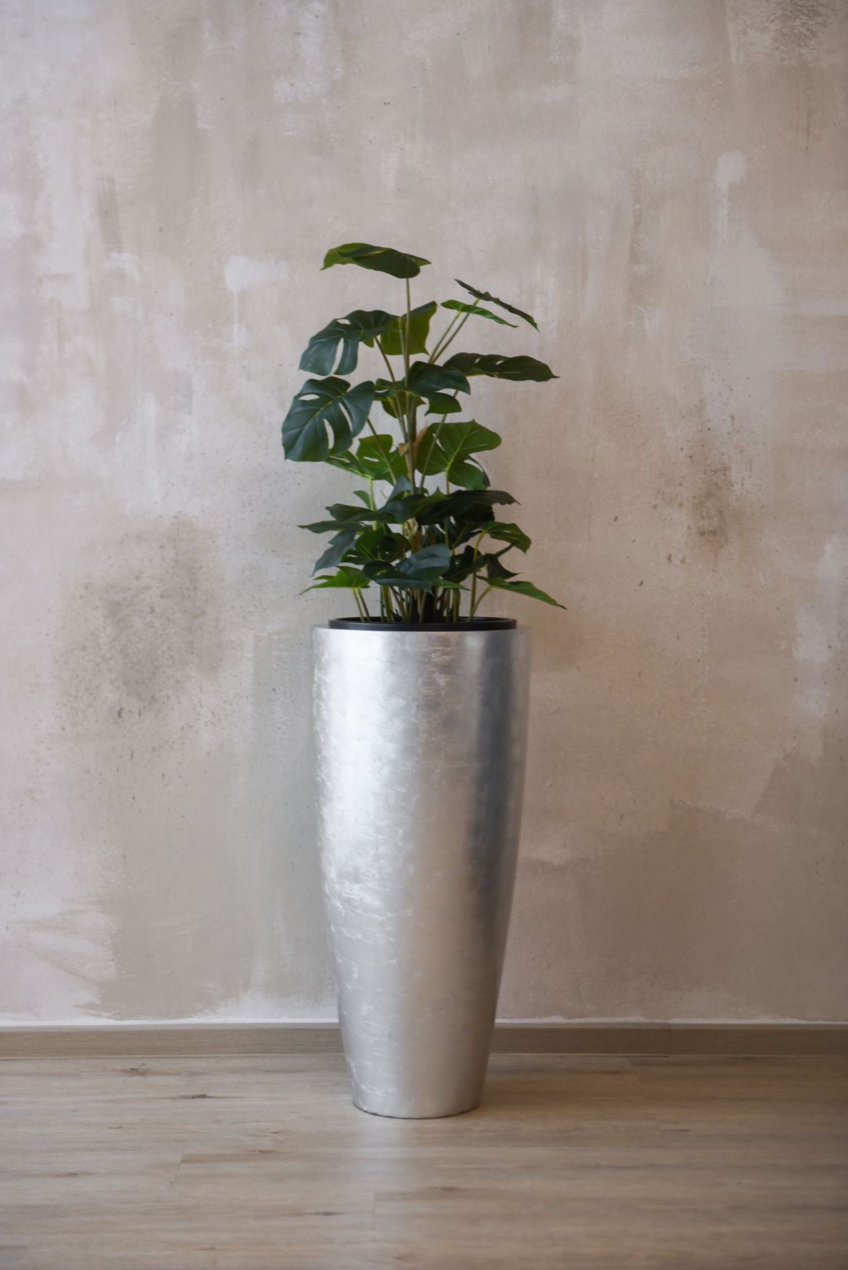 Pflanzkübel CITY Fiberglas Silber Hochglanz 37x80 mit Kunstpflanze MONSTERA