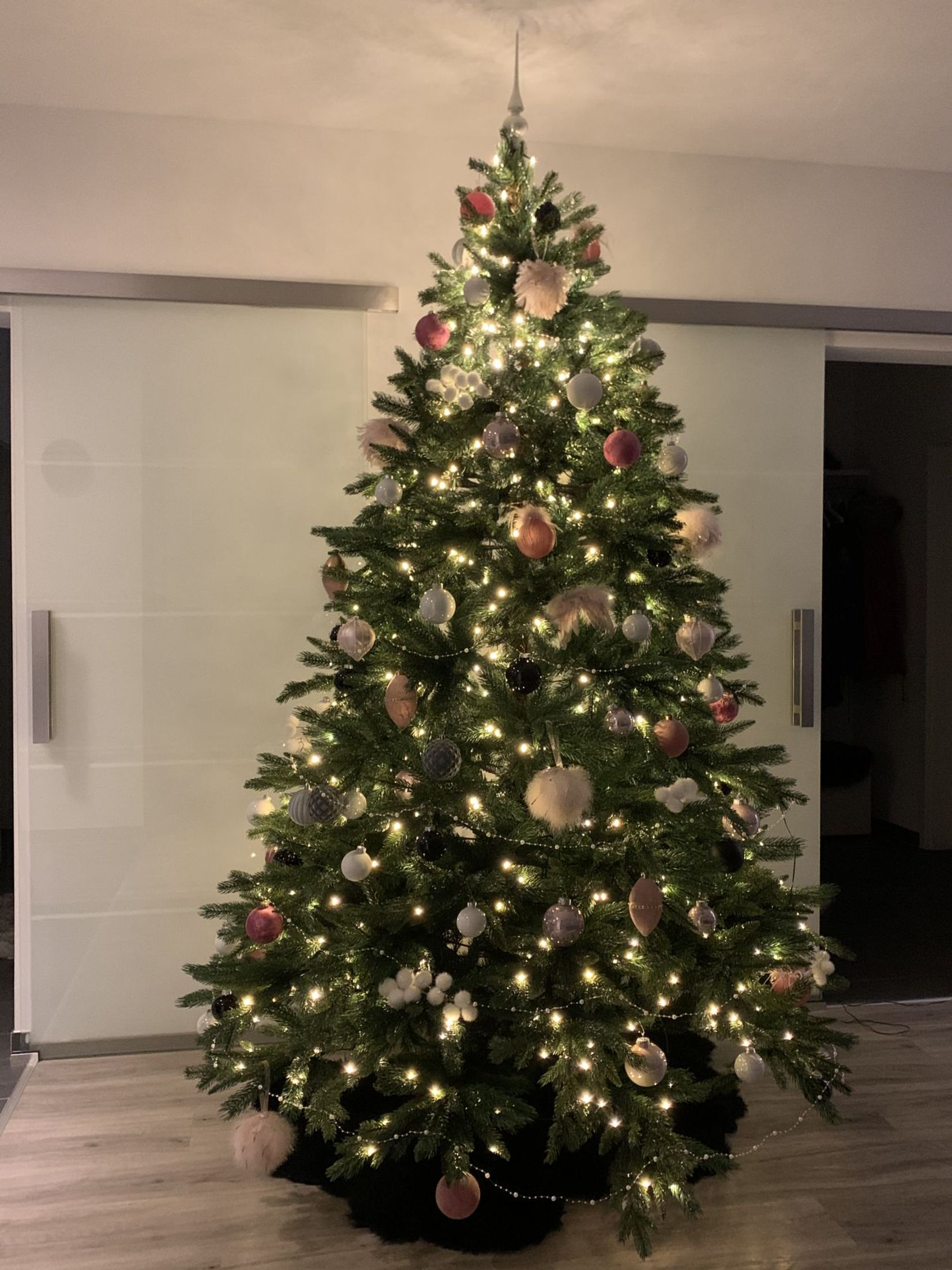 Künstlicher Premium Weihnachtsbaum Nordmanntanne LED, 240 cm hoch