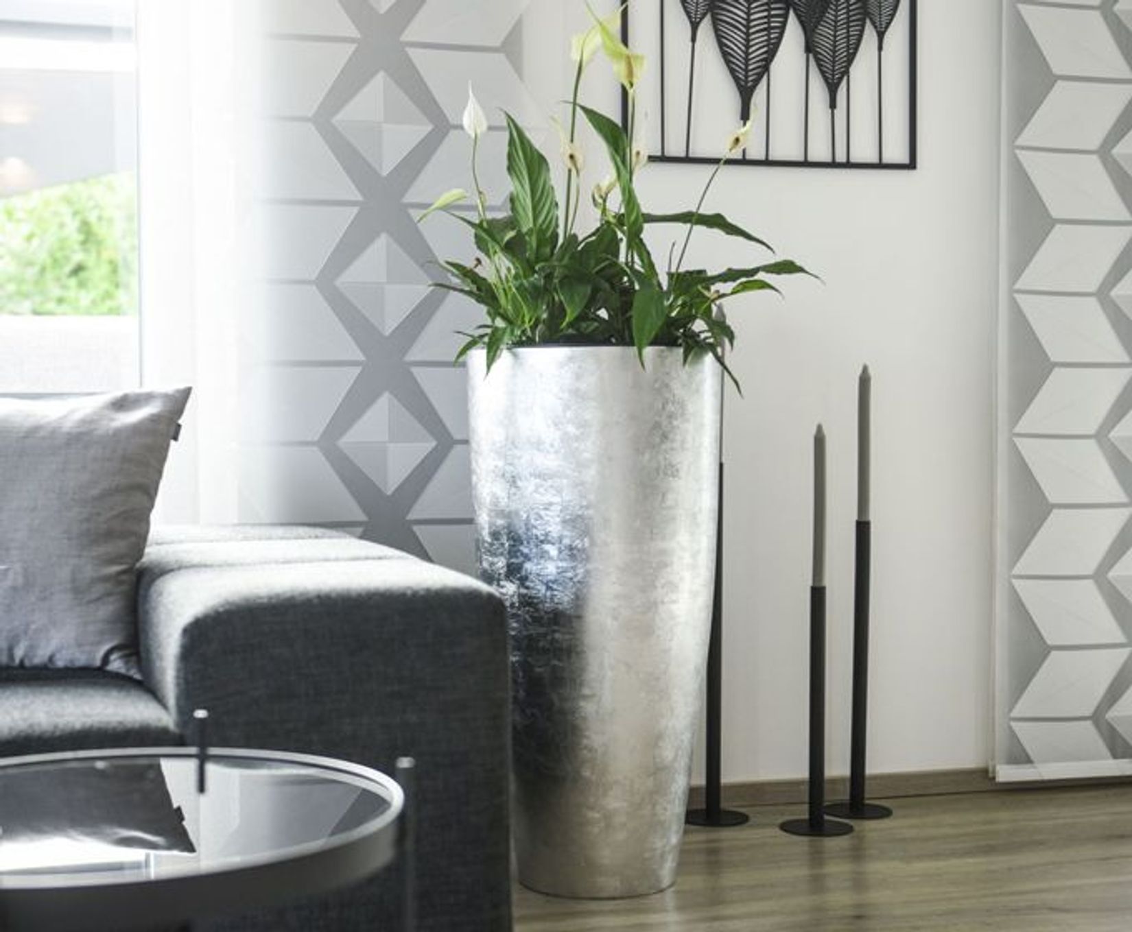 Bodenvase silber Blattoptik im Wohnzimmer Bodenvase silber Blattoptik im Wohnzimmer