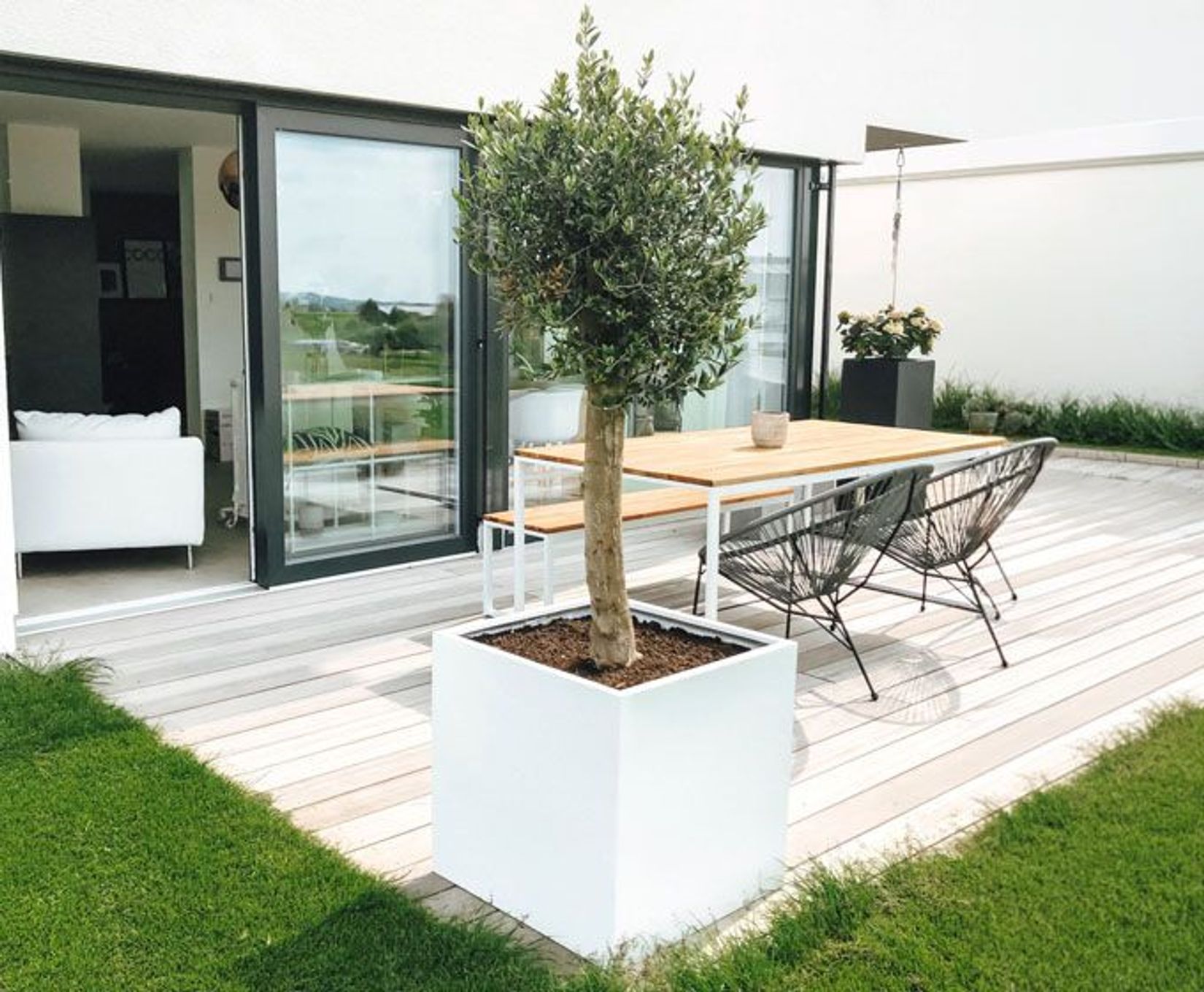 Pflanzkübel BLOCK in Weiß mit Olivenbaum auf einer Holz-Terrasse
