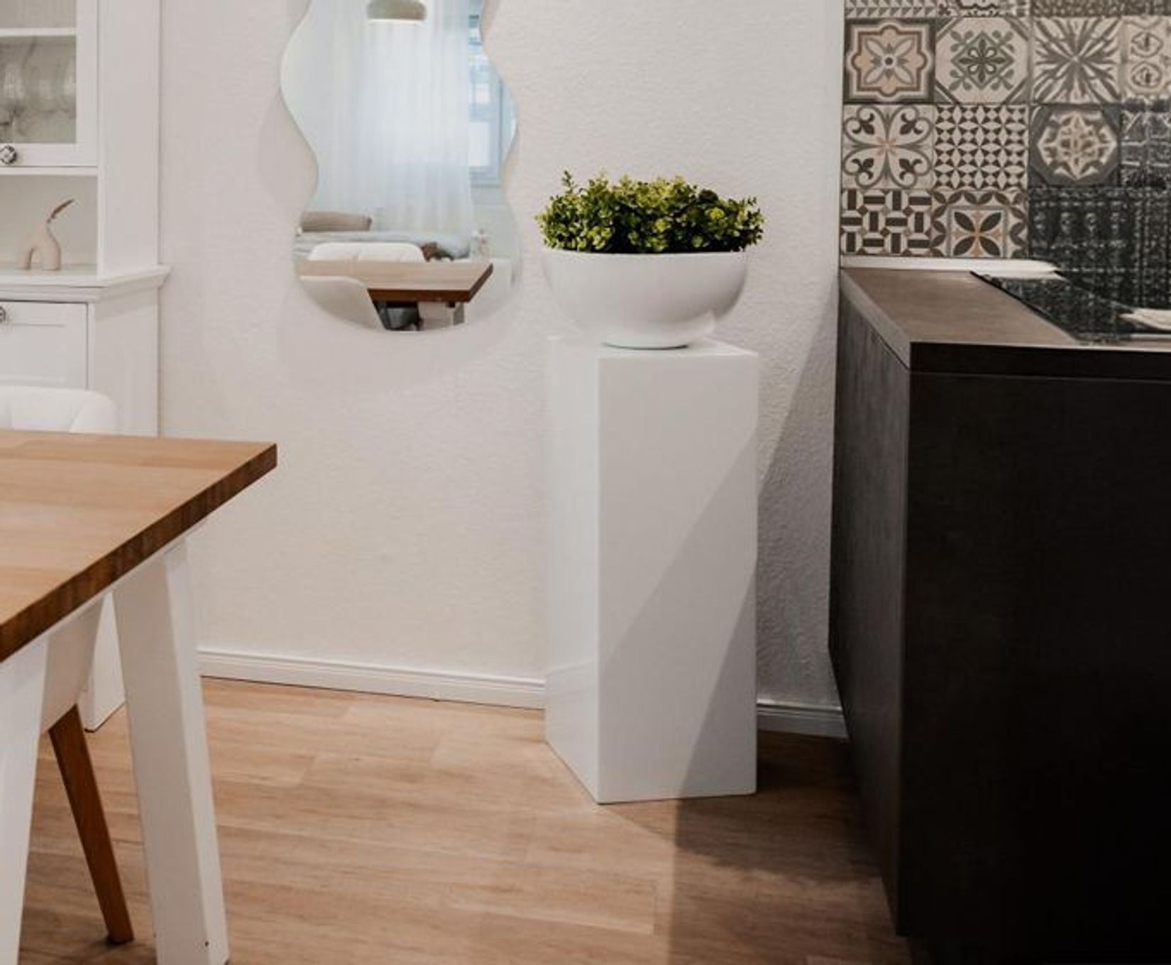 Podest mit Schale weiss im Esszimmer Podest mit Schale weiss im Esszimmer