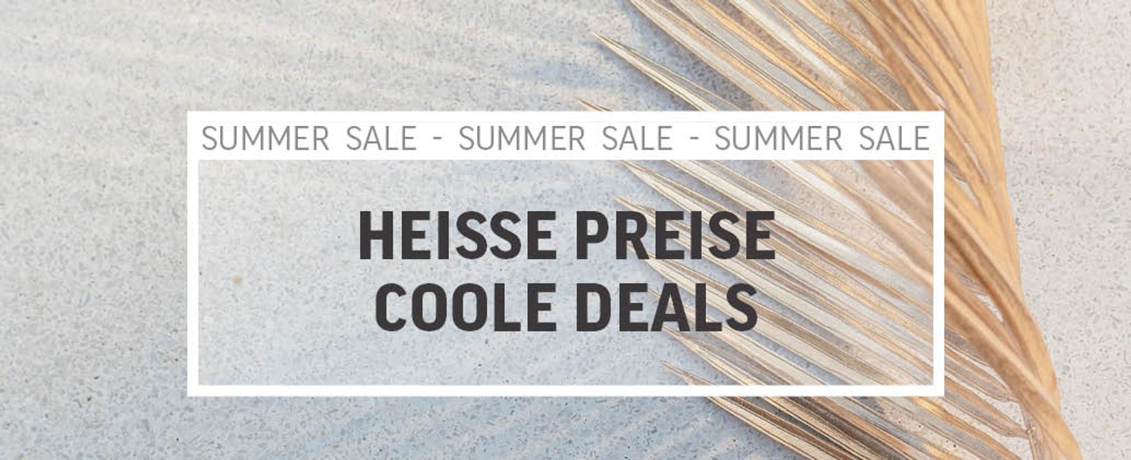 Palmenblatt auf Sand mit dem Text Summer Sale bei VIVANNO Heiße Preise coole Deals Palmenblatt auf Sand mit dem Text Summer Sale bei VIVANNO Heiße Preise coole Deals