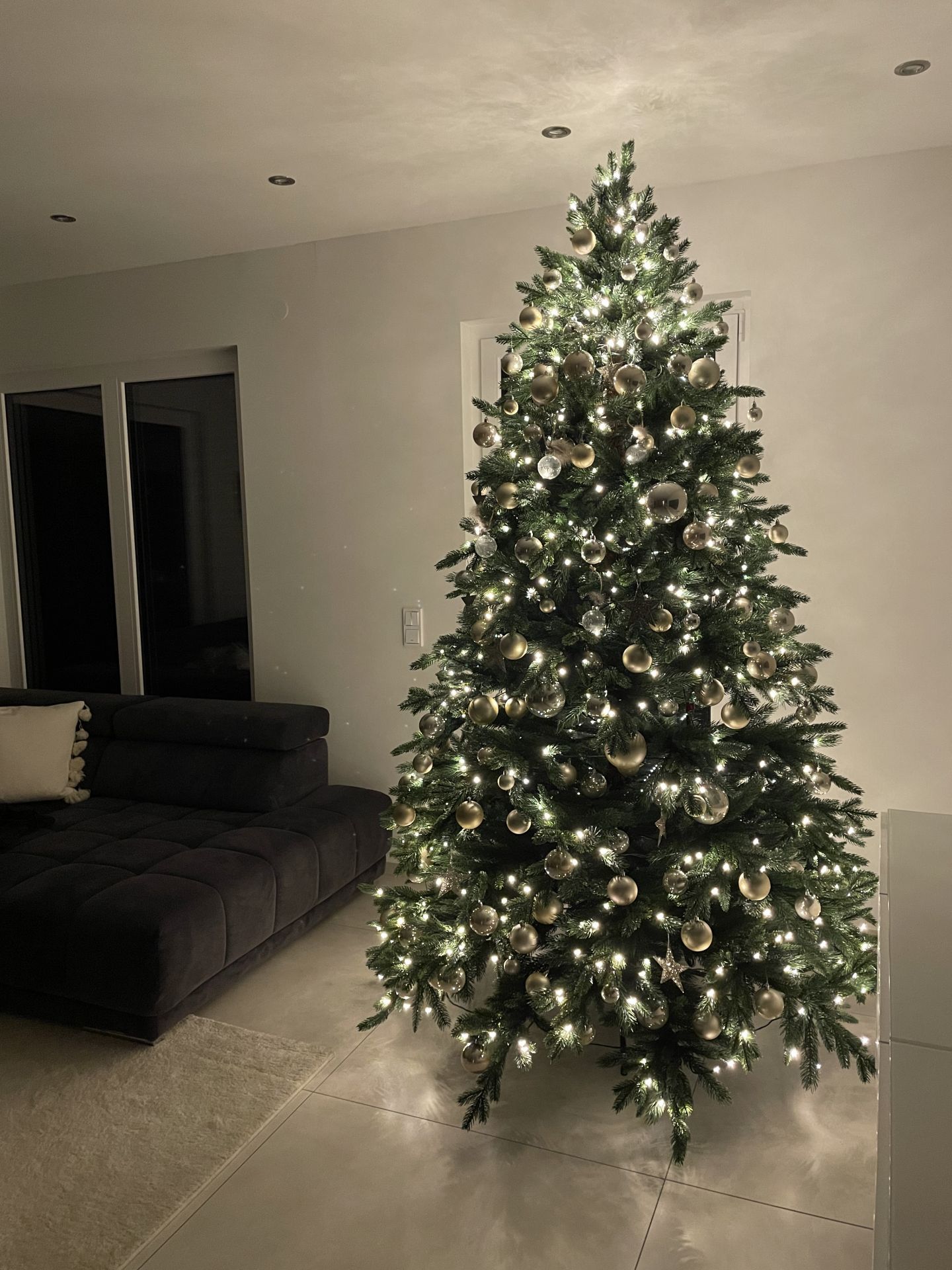 Künstlicher Premium Weihnachtsbaum Nordmanntanne LED, 240 cm hoch | 402401855240