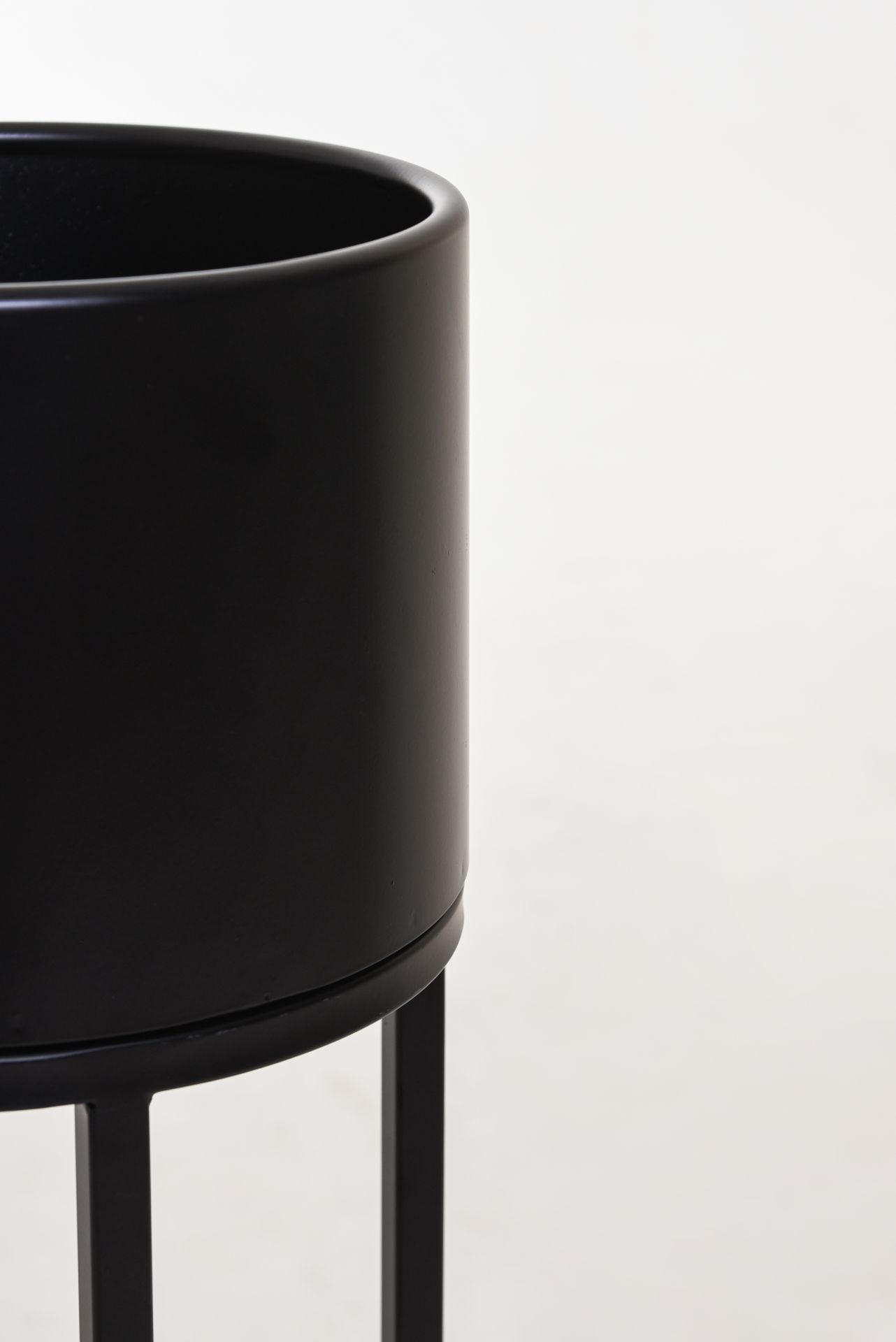 Blumentopf auf Ständer, mit Beinen ELEVATE CROSS Schwarz Matt