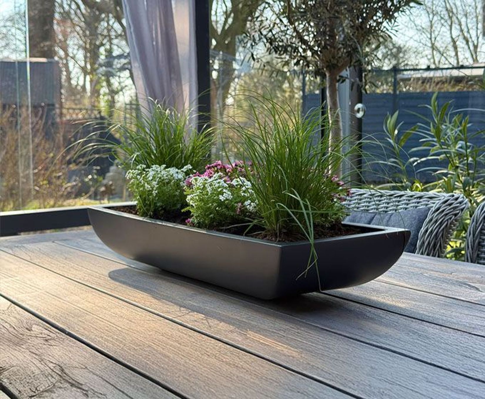 Pflanzschale auf Gartentisch im Wintergarten