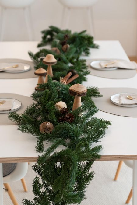 Weihnachtskränze und Girlanden