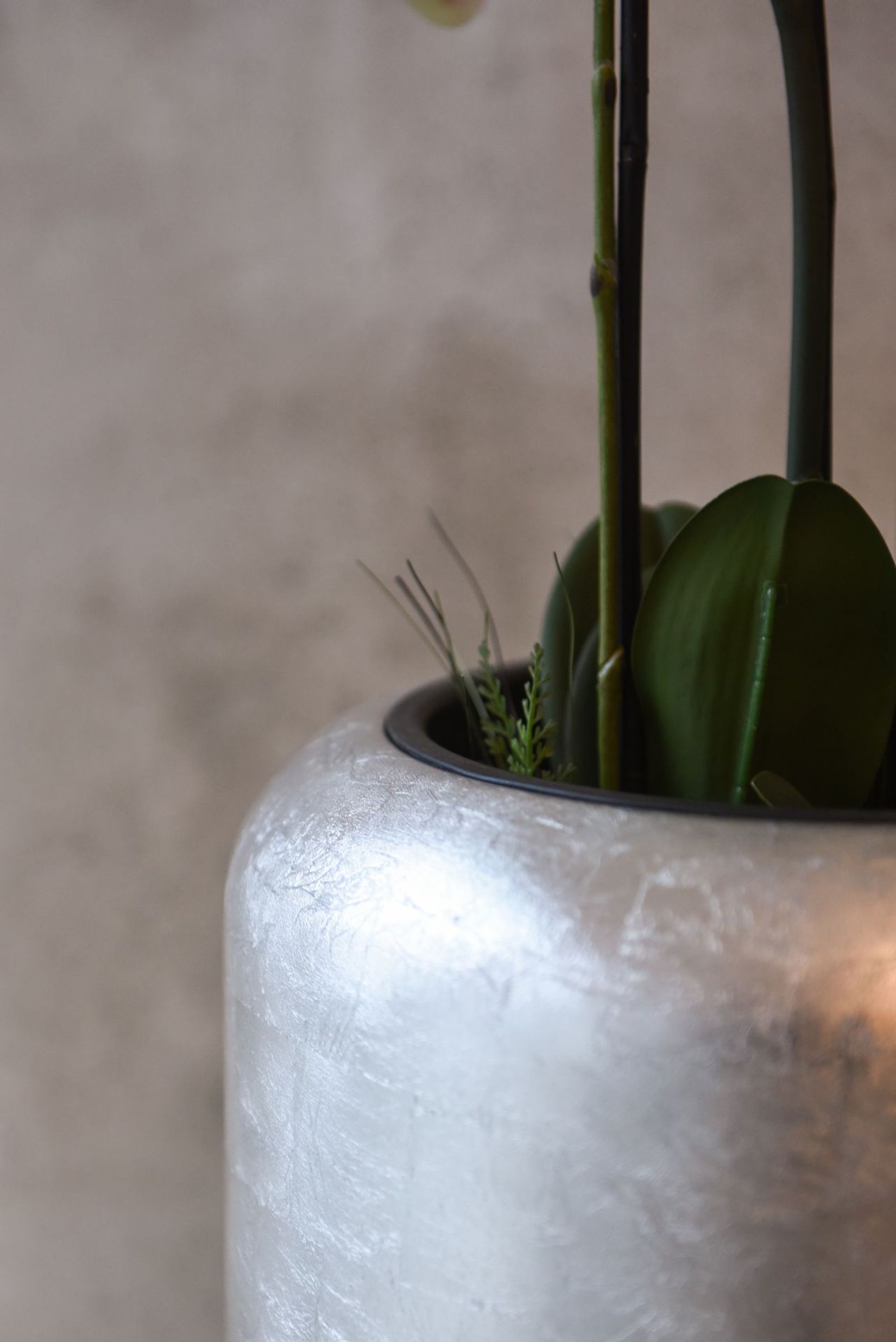 Pflanzkübel MERA Fiberglas Silber Hochglanz mit Kunstpflanze ORCHIDELIS