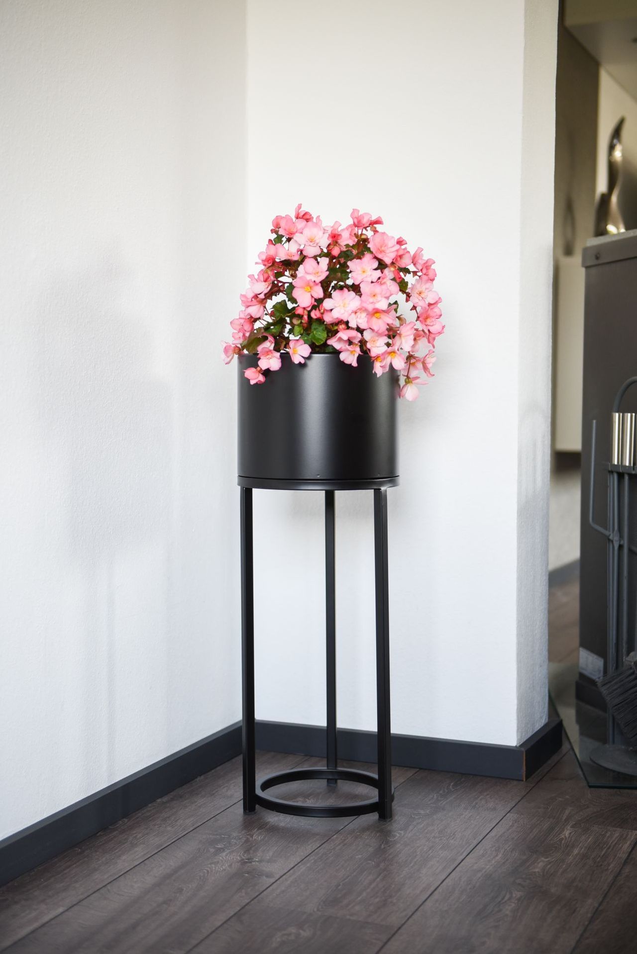 Blumentopf auf Ständer, mit Beinen ELEVATE ROUND Schwarz Matt 25x69