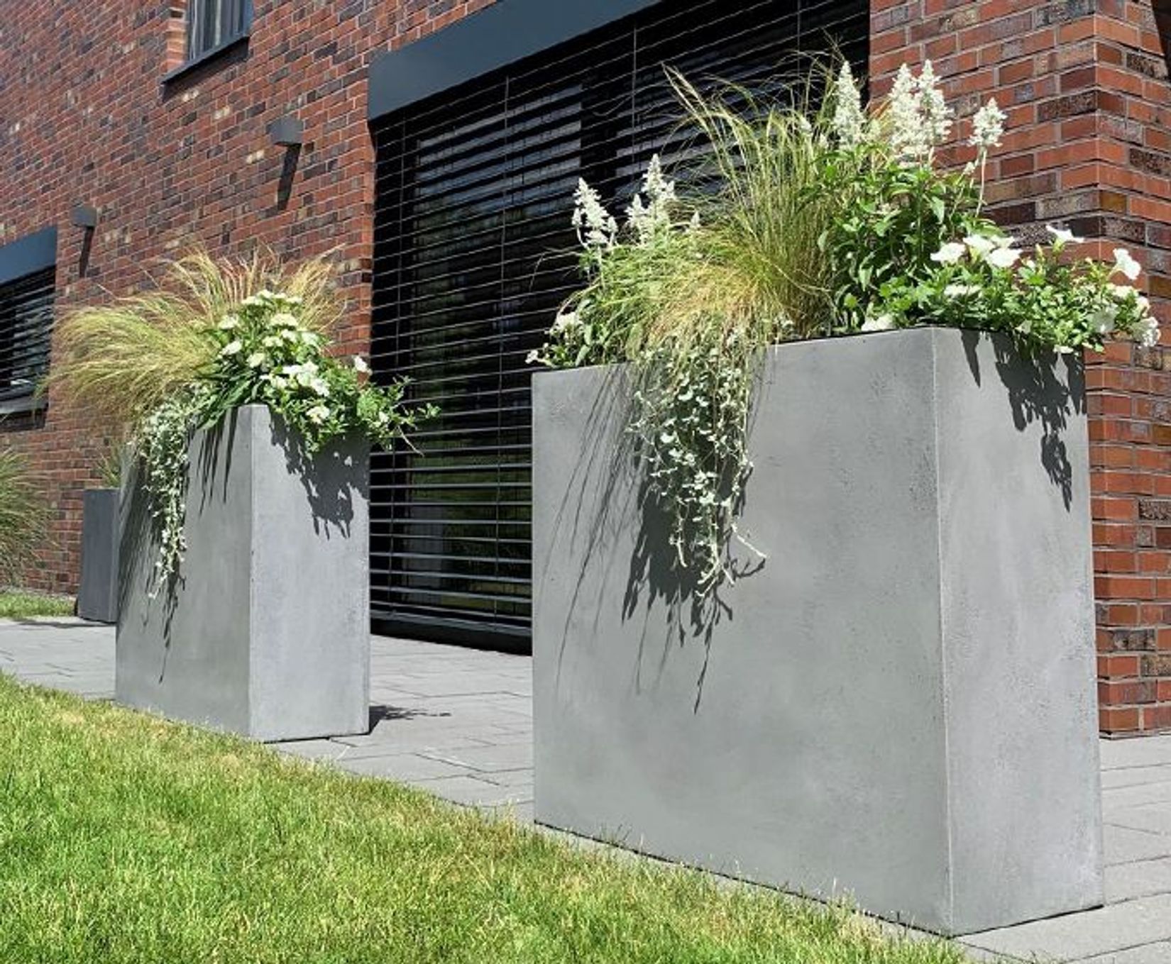 Pflanzkübel Sichtschutz in Grau auf Terrasse