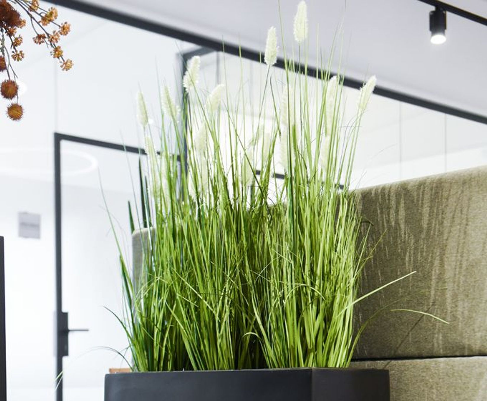 Kunstpflanzen im Raumteiler Pflanzkübel Büro