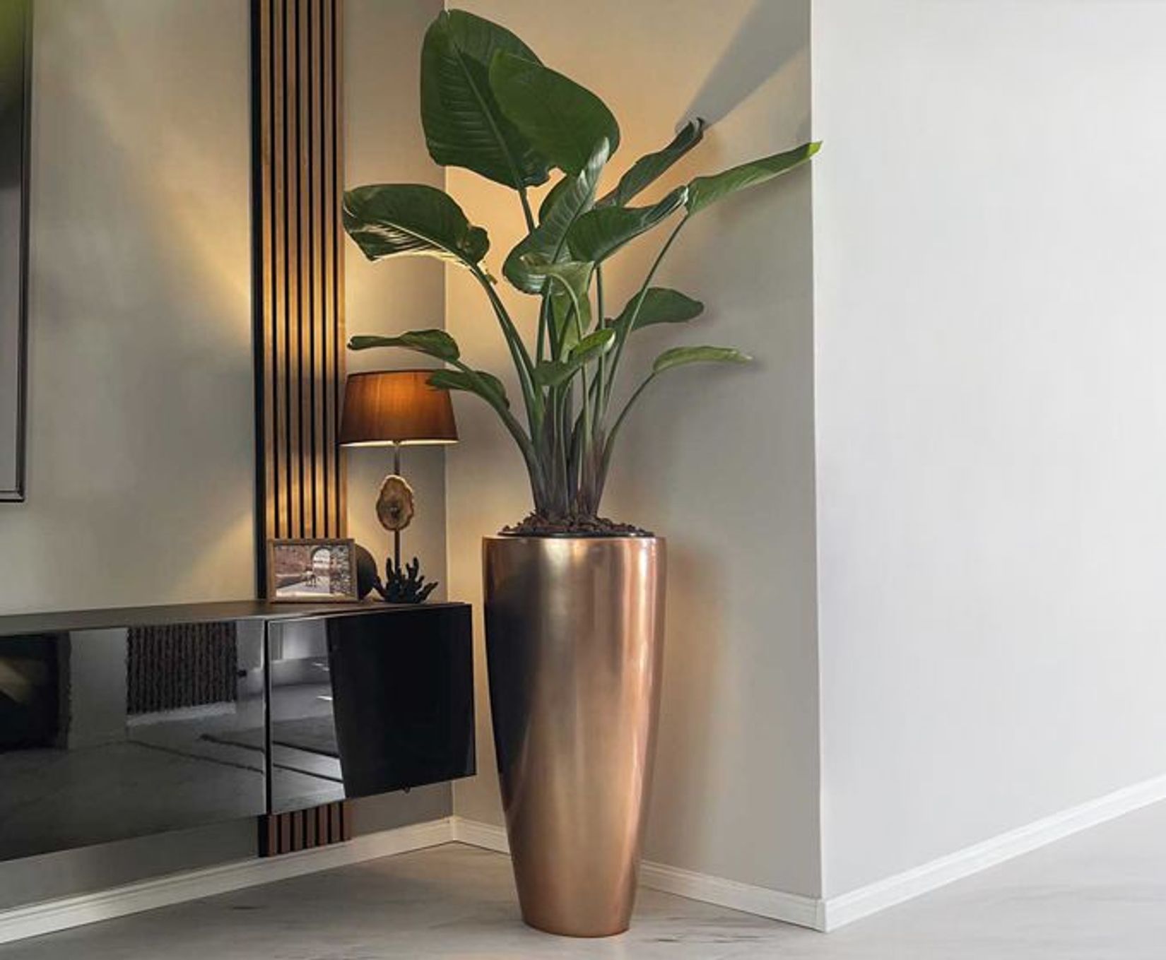 Design Pflanzgefäß metallic kupfer im Wohnzimmer