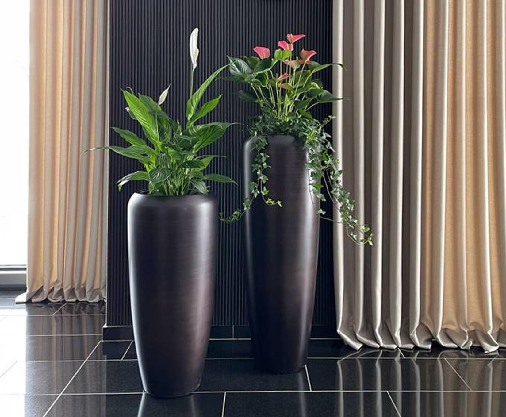 Design Pflanzkübel modern braun schwarz Wohnzimmer