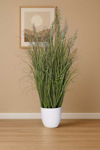 Kunstgras Grasarrangement im weißen Kunststofftopf mit Blüten FLORADA 