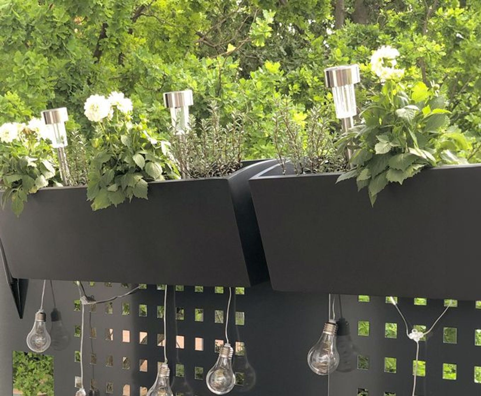 Balkonkasten anthrazit an Balkongeländer mit Solar-Lampen