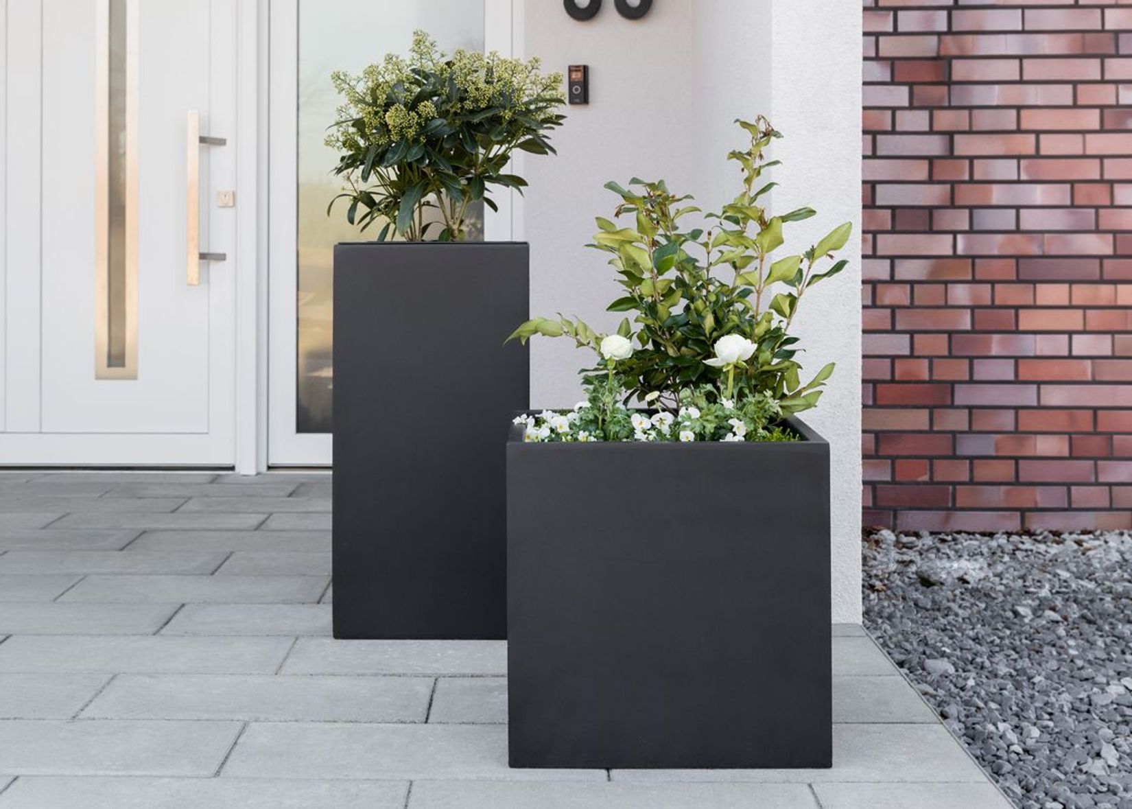 Pflanzkübel anthrazit vor Hauseingang