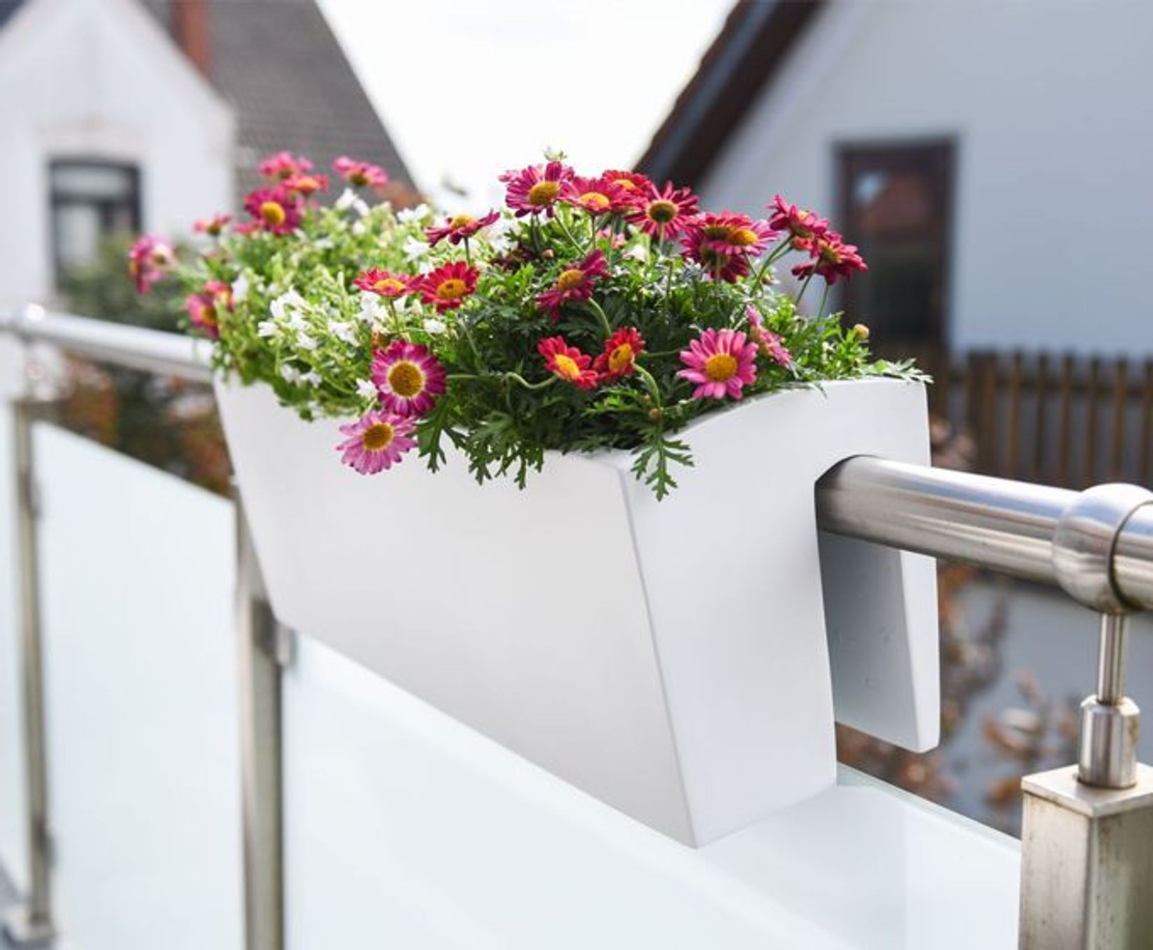 Balkonkasten Weiß mit Blumen Balkongeländer