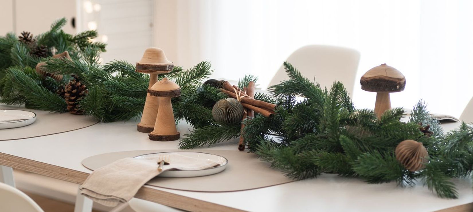 Girlande auf Tisch weihnachtlich geschmückt Girlande auf Tisch weihnachtlich geschmückt