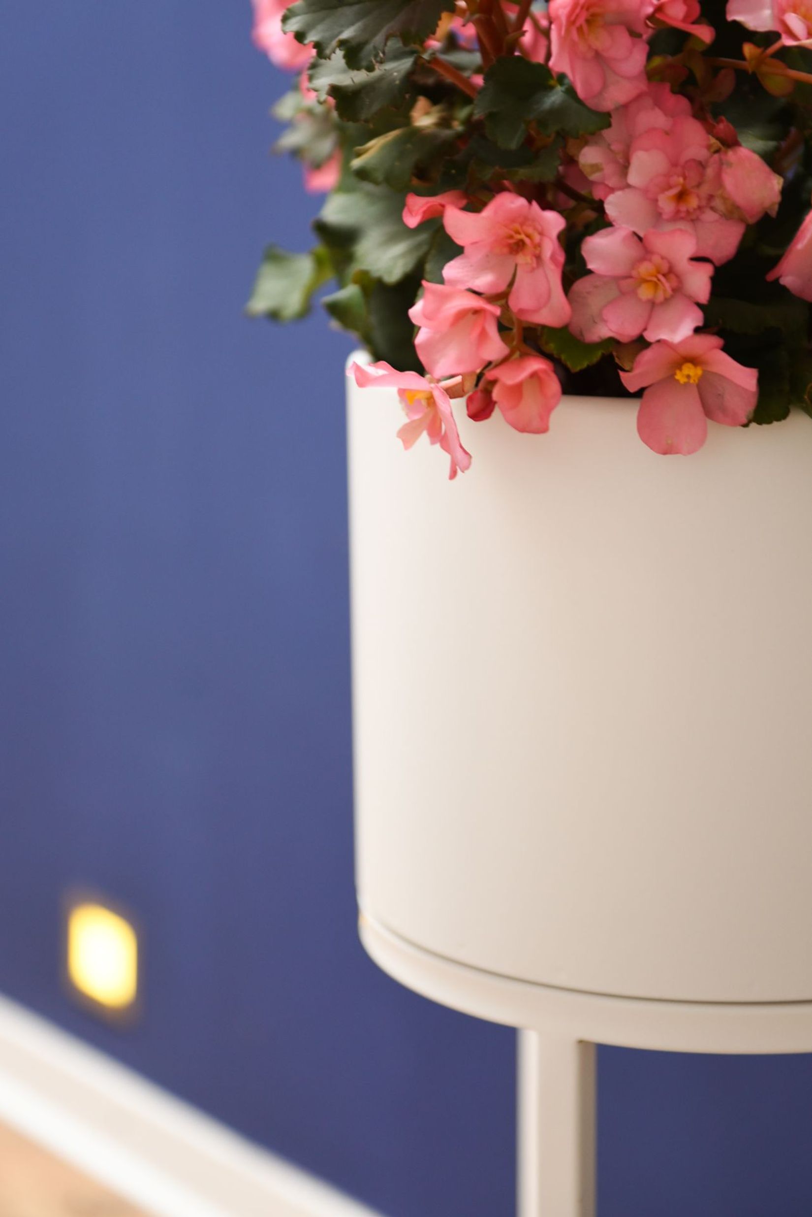 Blumentopf auf Ständer, mit Beinen ELEVATE ROUND - Weiß Matt